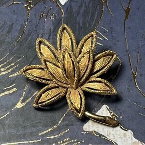 Vintage 70s 1970s Large Oversized Gold Tone Lotus Flower Floral Brooch Pin D1